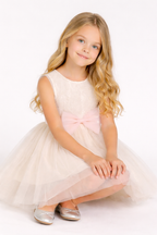 Robe Tulle Ivoire avec Nœud Rose – Élégance Classique